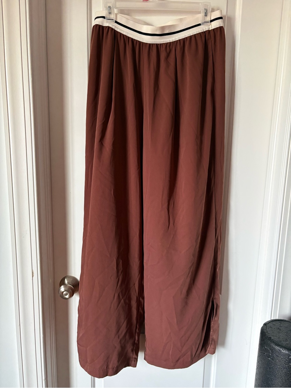 STYLUS Wide Leg Pants in Brown with Cream & Black Waistband